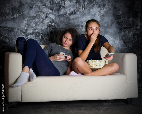 Бойфренд фотографирует секс с подружкой на диване 229346 Бойфренд фотографирует секс с подружкой на диване 229345