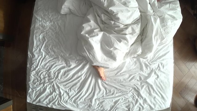 Член на белой простыне фото