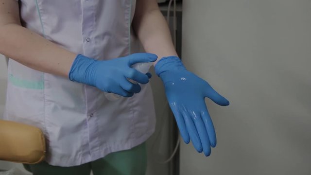 Медсестра дрочит член в перчатках