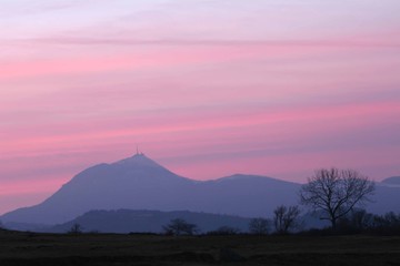 Fototapeta premium couché de soleil sur le puy de dôme