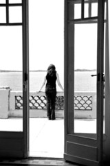 Fototapeta na wymiar femme au balcon