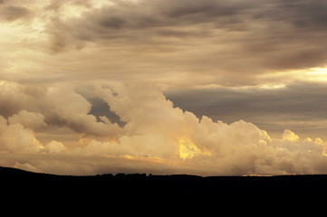 Fototapeta na wymiar burzowe chmury