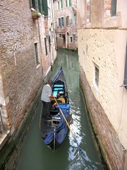 Fototapeta na wymiar narrow canal