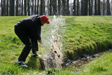 sortie de l'eau d'une balle de golf
