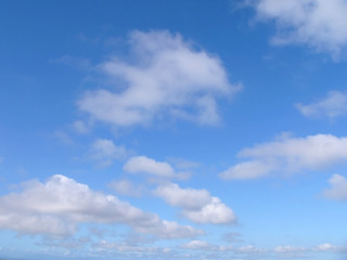 Naklejka na ściany i meble błękitne niebo i białe chmury