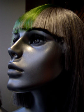 mannequin à perruque verte