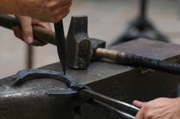 maréchal ferrant au travail