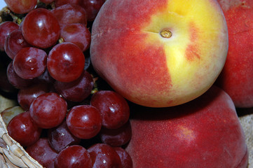 Fototapeta na wymiar grapes and peaches