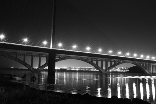 le pont de l'iroise (brest) de nuit