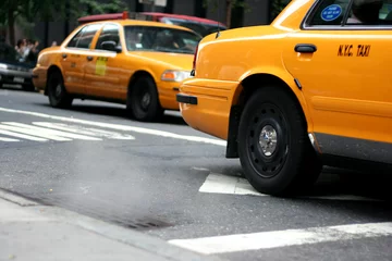 Foto op Plexiglas new york (nyc) taxi passeert stomende gulli © Thomas Bedenk