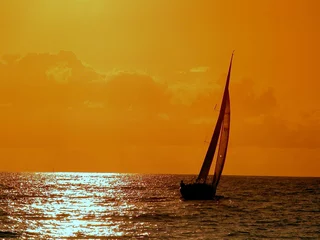 Cercles muraux Mer / coucher de soleil sailing to the sunset