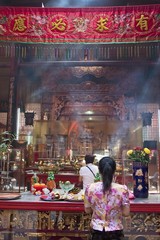 Fototapeta na wymiar asian kobieta modląc