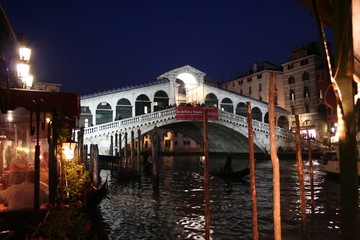 Fototapeta na wymiar Wenecja w nocy - Most Rialto