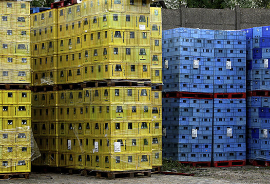palettes de caisses jaunes et bleu