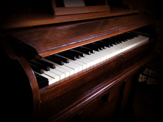 Fototapeta na wymiar old piano
