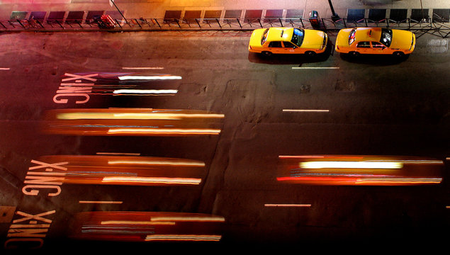 Fototapeta yellow cab in the night