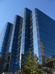 Fototapeta na wymiar budynek niebieski odblaskowy