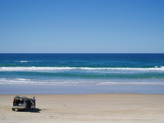 Fototapeta na wymiar napęd na cztery koła samochodu na plaży