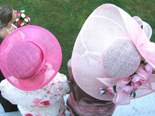 deux dames chapeautées