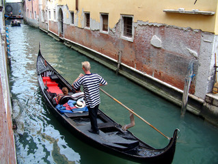 Fototapeta na wymiar gondola on venice canal