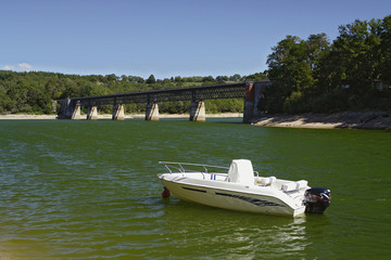 Fototapeta na wymiar lac du barrage saint-etienne-cantalès 2