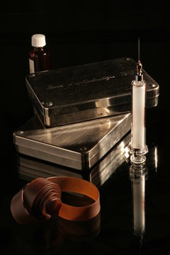 seringue verre, garot et boite metal