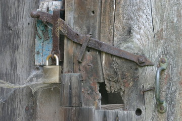 uralte stalltür mit modernem schloss