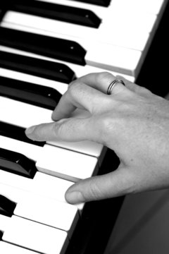 une main et  un piano