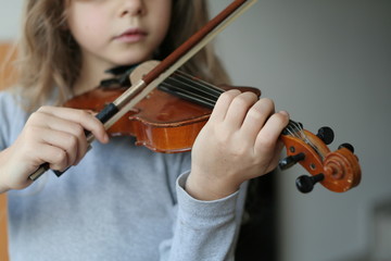 enfant joue du violon