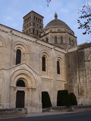 Fototapeta na wymiar la cathédrale saint-pierre d'angoulême
