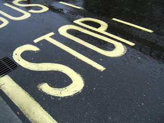 bus stop sous la pluie