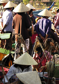 vietnameses in hoi an's market