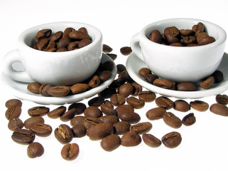 grains de café en tasse