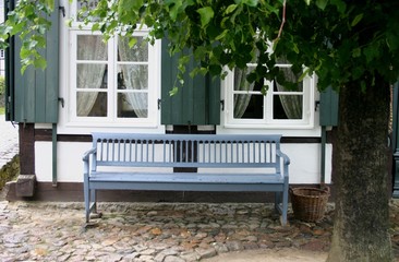 holzbank vor einem fachwerkhaus