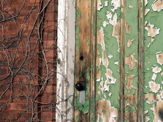 creeky crackled door