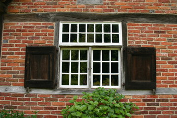 sprossenfenster mit holzfensterläden