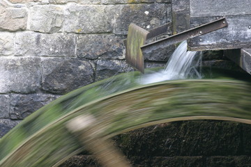 wasserrad einer historischen mühle