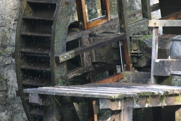 Fototapeta na wymiar Koło młyna starej olejarni w Lemgo-hamulec