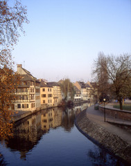 Fototapeta na wymiar Kanał en hiver ? Strasbourg