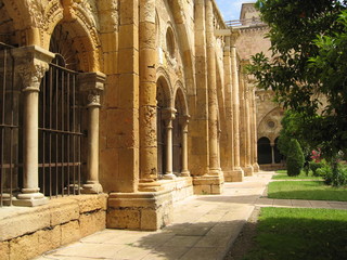 Obraz premium cloitre cathédrale