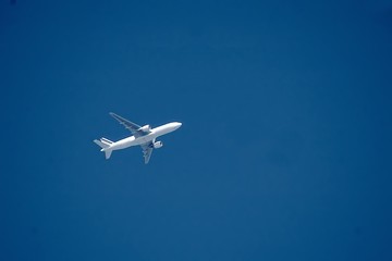Fototapeta na wymiar samolot w błękitne niebo