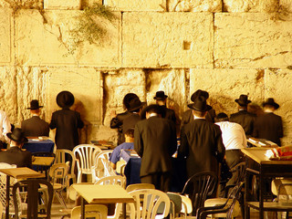 the western wall by night.