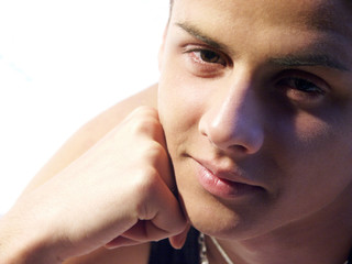 Fototapeta premium jeune homme faith main visage