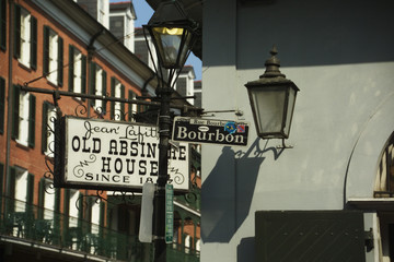 Fototapeta na wymiar znak ulicy bourbon w Nowym Orleanie