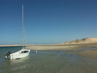 Un voilier dans une lagune au bord de plage