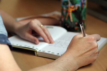 femme et page d'écriture