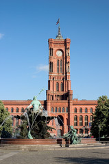 rotes rathaus mit brunnen