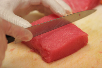 slicing ahi tuna