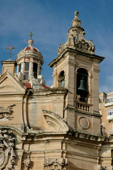Fototapeta na wymiar dzwon na wieży kościoła w Malcie