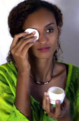 jeune femme se démaquillant 4